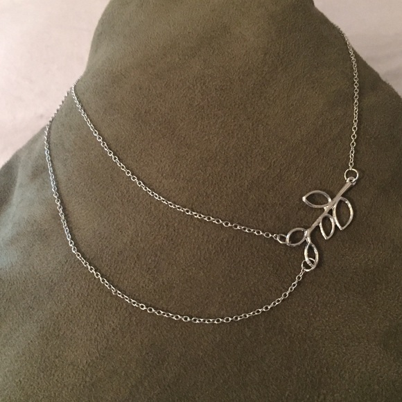 Jewelry - 💋4/$25💋 Olive Leaf Dainty Faux Double Necklace🥰